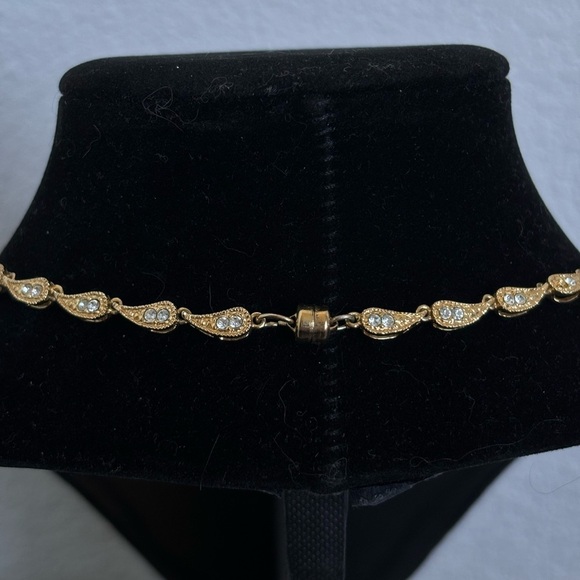 Elegant Gold Necklace with Crystal Accents - Picture 5 of 5